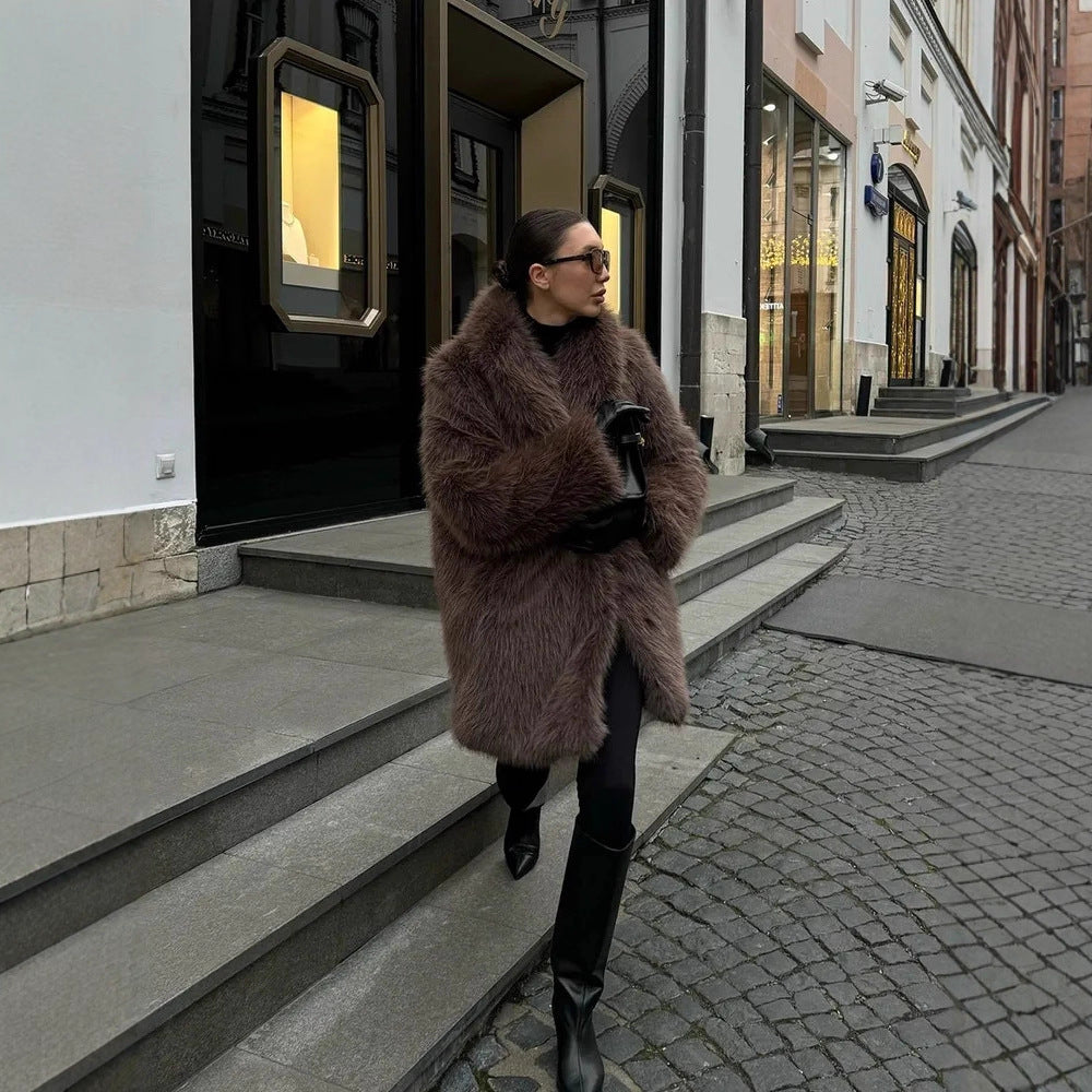 Soft Mid-length Faux Fur Coat With A Peter Pan Collar