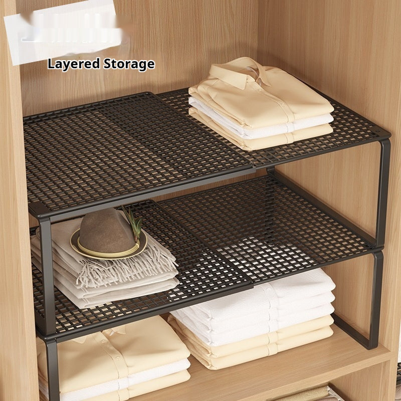 Minimally designed kledingkast laags partitions opberg